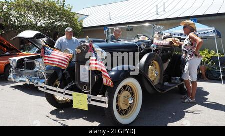 USA, Fort Lauderdale - 21. Mai 2017 - restauriertes Ford-Modell 1931 EIN Roadster in schwarzer Farbe mit amerikanischen Flaggen an der Stoßstange Stockfoto