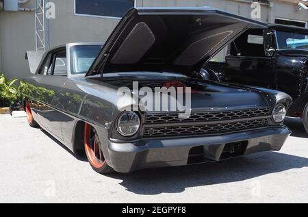 USA, Fort Lauderdale - 21. Mai 2017 - Custom Low Rider mit offener Motorhaube auf der Strassenauto Show in Fort Lauderdale Stockfoto