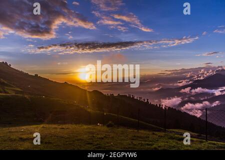 Verschiedene Ansichten von einem Monsun Sonnenuntergang, Himachal Stockfoto