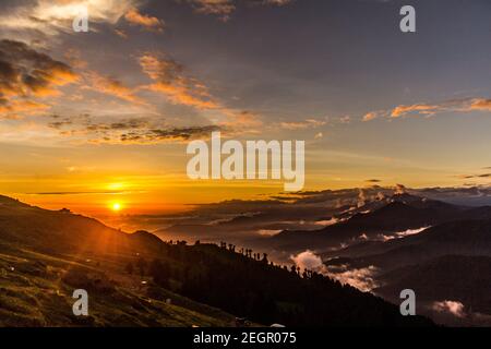 Verschiedene Ansichten von einem Monsun Sonnenuntergang, Himachal Stockfoto