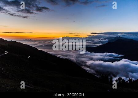 Verschiedene Ansichten von einem Monsun Sonnenuntergang, Himachal Stockfoto