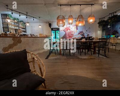 Peru, Lima - September 28, 2019 - modern dekoriertes Café, mit Bar-Top und Holzlampen hängen von der Decke im Inneren des Selina Hostel Stockfoto