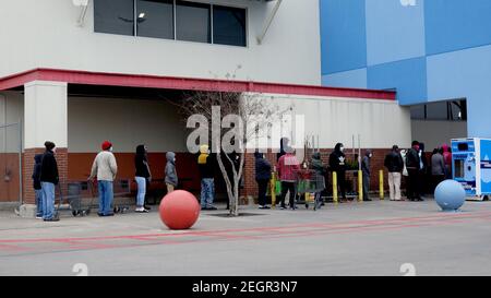 Houston, USA. Februar 2021, 18th. Am 18. Februar 2021 warten Menschen in der Schlange, um in einem Supermarkt in Houston, Texas, in den Vereinigten Staaten einzukaufen. Da viele im US-Bundesstaat Texas einen Stromausfall erleben, geht dem Staat die Nahrung aus, und die Lieferkette wird unterbrochen, berichteten lokale Medien. Quelle: Chengyue Lao/Xinhua/Alamy Live News Stockfoto