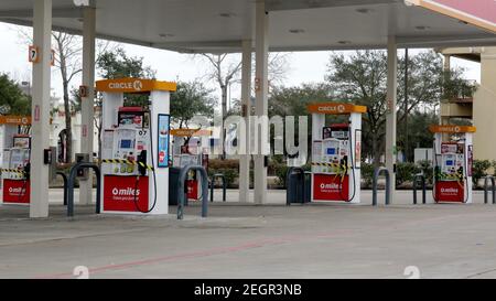 Houston, USA. Februar 2021, 18th. Eine Tankstelle ist wegen eines schweren Wintersturms in Houston, Texas, USA, am 18. Februar 2021 geschlossen. Da viele im US-Bundesstaat Texas einen Stromausfall erleben, geht dem Staat die Nahrung aus, und die Lieferkette wird unterbrochen, berichteten lokale Medien. Quelle: Chengyue Lao/Xinhua/Alamy Live News Stockfoto