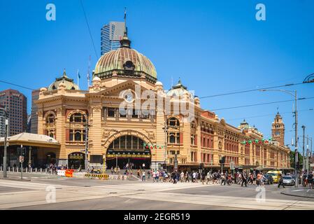 29. Dezember 2019: Der Bahnhof Flinders Street befindet sich an der Ecke der Flinders Street und Swanston Street im zentralen Geschäftsviertel von Melbourn Stockfoto