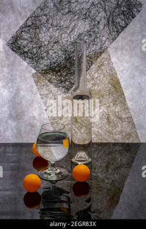 Stillleben mit Gläsern und Orangenkugeln Stockfoto