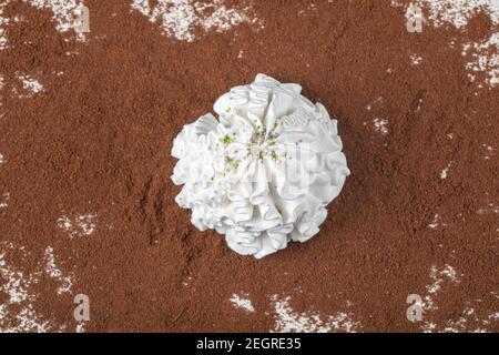 Eine weiße Marshmallow auf dem gemischten Kaffeepulver Stockfoto