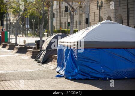 Ein Obdachlosenlager liegt an einer Straße in Downtown Los Angeles, Kalifornien, USA. Stockfoto