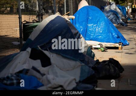 Ein Obdachlosenlager liegt an einer Straße in Downtown Los Angeles, Kalifornien, USA. Stockfoto