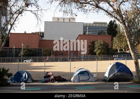 Ein Obdachlosenlager liegt an einer Straße in Downtown Los Angeles, Kalifornien, USA. Stockfoto