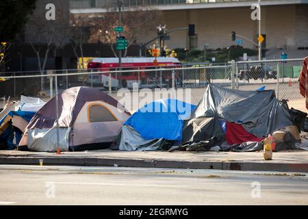 Ein Obdachlosenlager liegt an einer Straße in Downtown Los Angeles, Kalifornien, USA. Stockfoto