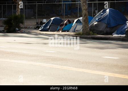 Ein Obdachlosenlager liegt an einer Straße in Downtown Los Angeles, Kalifornien, USA. Stockfoto