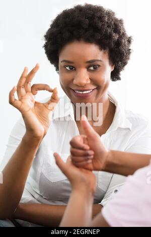 African American Kid Lernen Gehörlose Gebärdensprache Stockfoto