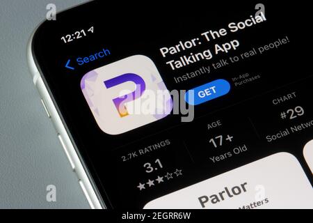 Die Parlor App wird online im App Store am 18. Februar 2021 mit einem neuen Icon nach einem Monat Lücke neu gestartet. Stockfoto