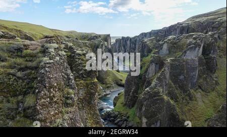 Fjadrargljufur Canyon und der seichte Bach, der entlang der Unterseite des Canyons, Südisland fließt Stockfoto