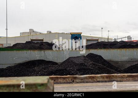 Hafen von Tyne, England. 18th. Februar 2021. Verladung der letzten Kohle aus dem Nordosten für den Export nach Kontinentaleuropa. Ein historischer Moment im Übergang einer Region weg von fossilen Brennstoffen. Der Nordosten Englands mit den Koalfields Northumberland und Durham ist tief in die Bergbaugeschichte eingedrungen. Kredit: Majority World CIC/Alamy Live Nachrichten Stockfoto