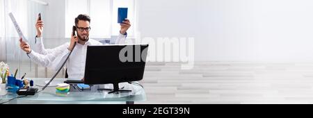 Happy Busy Boss Im Office Multitasking. Arbeitsbelastung Am Arbeitsplatz Stockfoto