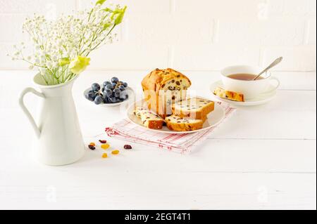 Hausgemachter frisch gebackener Kuchen mit Rosinen. Traditionelle Leckerbissen für Tee oder Kaffee. Kuchen zerstoßen. Leckeres Frühstück Stockfoto