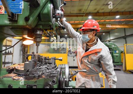 Peking, China. Februar 2021, 14th. Ein Arbeiter arbeitet in einer Werkstatt der AE (Tianjin) Automotive Equipment Co., Ltd. In Tianjin, Nordchina, 14. Februar 2021. MIT DEN XINHUA SCHLAGZEILEN VOM 19. Februar 2021 gehen Kredit: Sun Fanyue/Xinhua/Alamy Live Nachrichten Stockfoto