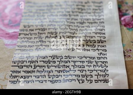 jerusalem-israel. 06-05-2020. Auszug aus dem Buch Esther aus der Bibel, geschrieben auf einem handgeschriebenen Rindsblatt in Hebräisch. Stockfoto