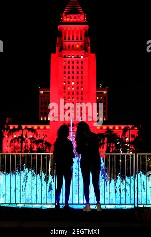 Los Angeles, Kalifornien, USA. Februar 2021, 18th. Los Angeles City Hall ist in roter Farbe beleuchtet, um NASA Rover Ausdauer zu feiern, gebaut am Jet Propulsion Laboratory in Pasadena, erfolgreich Landung auf der Oberfläche des Mars Donnerstag, 18. Februar 2021 in Los Angeles. Kredit: Ringo Chiu/ZUMA Wire/Alamy Live Nachrichten Stockfoto
