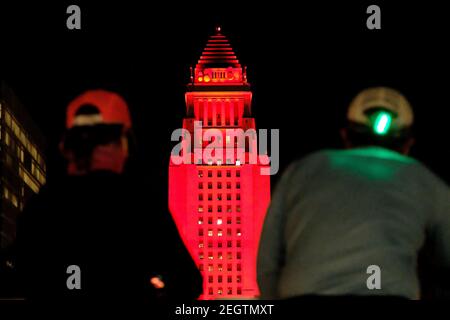 Los Angeles, Kalifornien, USA. Februar 2021, 18th. Los Angeles City Hall ist in roter Farbe beleuchtet, um NASA Rover Ausdauer zu feiern, gebaut am Jet Propulsion Laboratory in Pasadena, erfolgreich Landung auf der Oberfläche des Mars Donnerstag, 18. Februar 2021 in Los Angeles. Kredit: Ringo Chiu/ZUMA Wire/Alamy Live Nachrichten Stockfoto