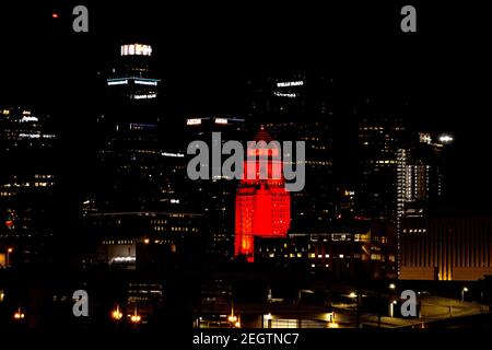 Los Angeles, Kalifornien, USA. Februar 2021, 18th. Los Angeles City Hall ist in roter Farbe beleuchtet, um NASA Rover Ausdauer zu feiern, gebaut am Jet Propulsion Laboratory in Pasadena, erfolgreich Landung auf der Oberfläche des Mars Donnerstag, 18. Februar 2021 in Los Angeles. Kredit: Ringo Chiu/ZUMA Wire/Alamy Live Nachrichten Stockfoto