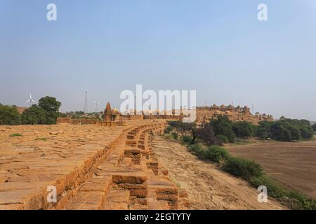 Blick auf Bada Bagh oder Barabagh ein Gartenkomplex mit einer Reihe von königlichen chhatri cenotaphs, die von den Maharajas des Jaisalmer Zustandes im 18th, 19th errichtet wurden Stockfoto