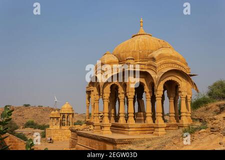 Golden Cenotaphs oder Chhatris von Bada Bagh oder Barabagh, Jaisalmer, Rajasthan, Indien. Stockfoto