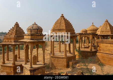 Golden Cenotaphs oder Chhatris von Bada Bagh oder Barabagh geschnitzt aus Sandstein Blöcke, Jaisalmer, Rajasthan, Indien. Stockfoto