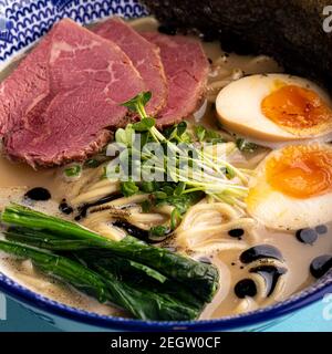 Tori paitan Ramen Suppe mit Pastrami und Eiern Stockfoto