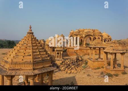 Golden Cenotaphs oder Chhatris von Bada Bagh oder Barabagh geschnitzt aus Sandstein Blöcke, Jaisalmer, Rajasthan, Indien. Stockfoto