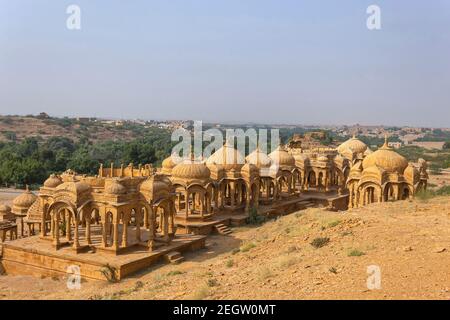 Golden Cenotaphs oder Chhatris von Bada Bagh oder Barabagh geschnitzt aus Sandstein Blöcke, Jaisalmer, Rajasthan, Indien. Stockfoto