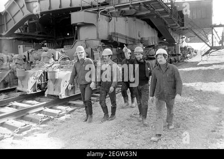 30. November 1982, Sachsen, Delitzsch: Kollektiv vor der Überladerförderbrücke. Das Kollektiv 'Abram' arbeitet Anfang 1980s im Tagebau Delitzsch südwestlich des Braunkohlegarms Bitterfeld. Das genaue Datum des Fotos ist nicht bekannt. Foto: Volkmar Heinz/dpa-Zentralbild/ZB Stockfoto