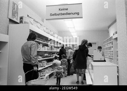 30. November 1982, Sachsen, Delitzsch: Kein Selbstbedienungsgeschäft - Anfang 1980s (wahrscheinlich) in Delitzsch präsentiert ein Spielwarenladen der HO seine Angebote. Hier die Modelleisenbahnabteilung. Das genaue Datum des Fotos ist nicht bekannt. Foto: Volkmar Heinz/dpa-Zentralbild/ZB Stockfoto