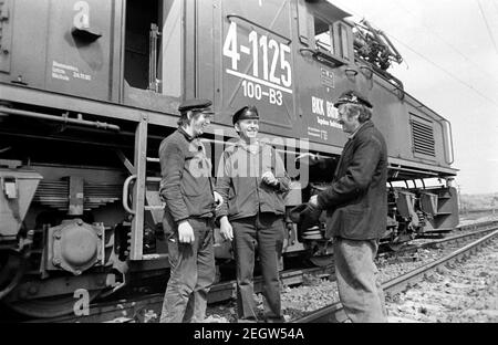 30. November 1982, Sachsen, Delitzsch: Elektrische Lokführer im Gespräch. Das Kollektiv 'Abram' arbeitet Anfang 1980s im Tagebau Delitzsch südwestlich des Braunkohlegarms Bitterfeld. Das genaue Datum des Fotos ist nicht bekannt. Foto: Volkmar Heinz/dpa-Zentralbild/ZB Stockfoto