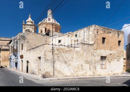 Malta, Rabat Street view. Ecke Sant Antnin und Il-Kullegg Straßen. Kuppeln der Basilika St. Paul, Il Rabat Stockfoto