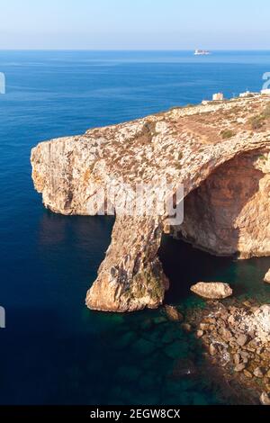 Blaue Grotte, Malta. Vertikale Küstenlandschaft mit Natursteinbogen und Meer an sonnigen Sommertagen Stockfoto