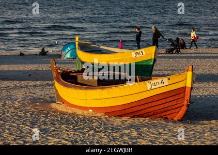 Jantar, Polen - 7. September 2020: Bunte Fischerboote am Strand in Jantar, Pommern, Polen Stockfoto