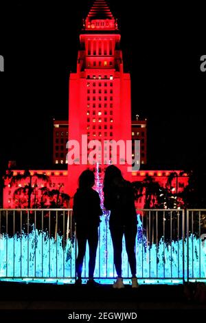 Los Angeles, Kalifornien, USA. Februar 2021, 18th. Das Rathaus von Los Angeles ist in roter Farbe beleuchtet, um die Ausdauer des NASA-Rover zu feiern, der im Jet Propulsion Laboratory in Pasadena gebaut wurde und erfolgreich auf der Marsoberfläche landete. Kredit: Ringo Chiu/ZUMA Wire/Alamy Live Nachrichten Stockfoto