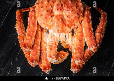 Leckere König kamtschatka Krabbe auf Holzbrett auf braunem Hintergrund Stockfoto