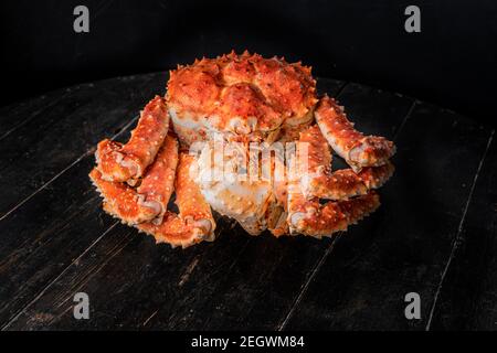 Leckere König kamtschatka Krabbe auf Holzbrett auf braunem Hintergrund Stockfoto