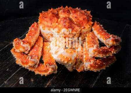 Leckere König kamtschatka Krabbe auf Holzbrett auf braunem Hintergrund Stockfoto