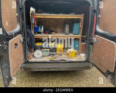 Innenraum eines Bauwagens mit Werkzeugen und Baumaterialien auf einer Baustelle in Rural Devon, England, Großbritannien Stockfoto