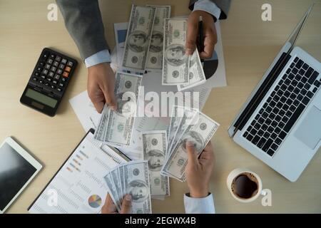 Man Dollar Geld Korruption Analyse Wachstum Gewinn Finanzhandel Fonds Und Geldwechsel US-Dollar Korruption Konzept Stockfoto