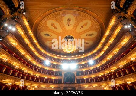 Blick von der Bühne im Auditorium des Bolschoi-Theaters (die historische Bühne) des Balletts und der Oper in Moskau, Russland Stockfoto