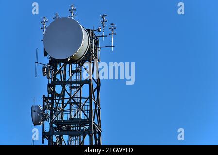 Wunderschöne Nahaufnahme der Antenne des Fernsehsenders Three Rock vom Fairy Castle (Two Rock Mountain), Dublin Mountains, Irland. Ein Mobilfunknetz Stockfoto