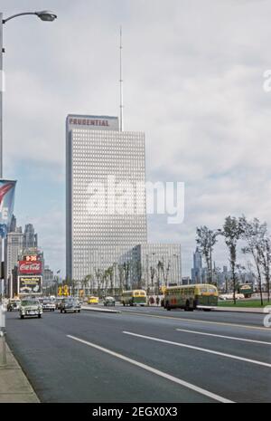 Ein Blick nach Norden entlang Michigan Avenue, Chicago, Illinois, USA in den späten 1950s. Rechts befindet sich das Prudential Building (heute eine Prudential Plaza), erbaut 1955, mit 183m, 601 Fuß hoch (41 Stockwerke), war es das höchste Gebäude zu dieser Zeit. Es war der erste Wolkenkratzer, der in Chicago seit der Großen Depression der 1930s und dem Zweiten Weltkrieg gebaut wurde Eine riesige Coca Cola Plakatwand ist auf der linken Seite zu sehen. Stockfoto