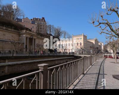 KARLOVY VARY, TSCHECHISCHE REPUBLIK - 11. MÄRZ 2014: Die Böschung des Flusses Tepla. Mühlkolonnade (Mlynska kolonada) und Spa III (Hotel Lazne III) Stockfoto