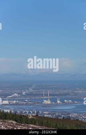 Fernansicht von Dublin Waste to Energy (Covanta-Werk), Poolbeg CCGT, Pigeon House Power Station vom Fairy Castle (Two Rock Mountain), Dublin aus gesehen Stockfoto